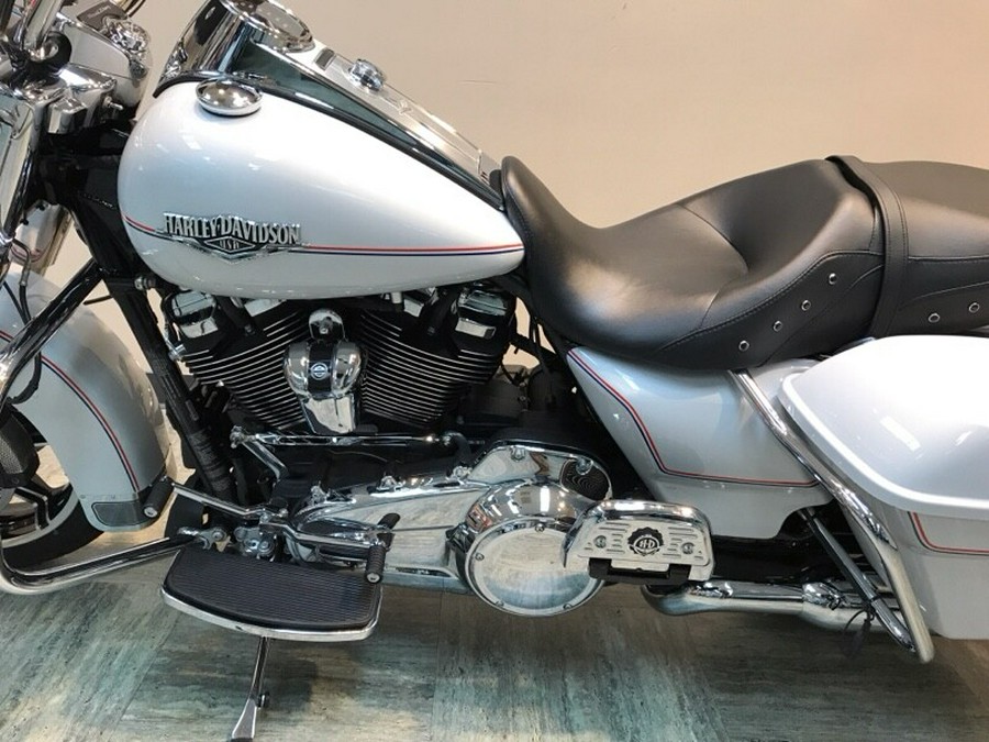2020 Harley-Davidson Road King Stone Washed White Pearl FLHR