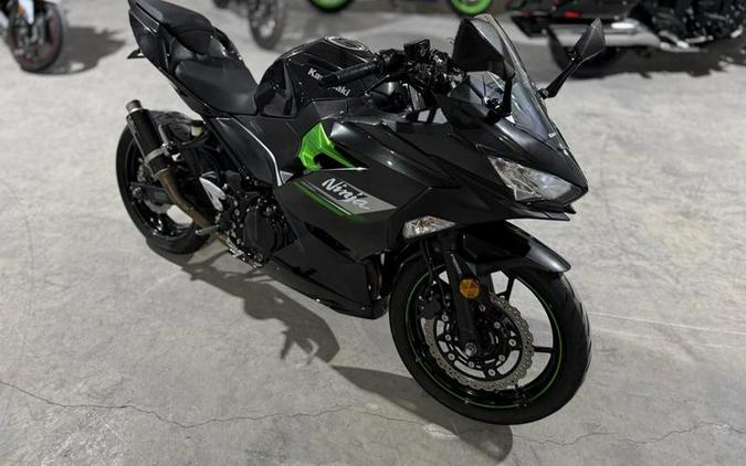 2023 Kawasaki Ninja® 400 ABS Pearl Blizzard White/Metallic Carbon Gray