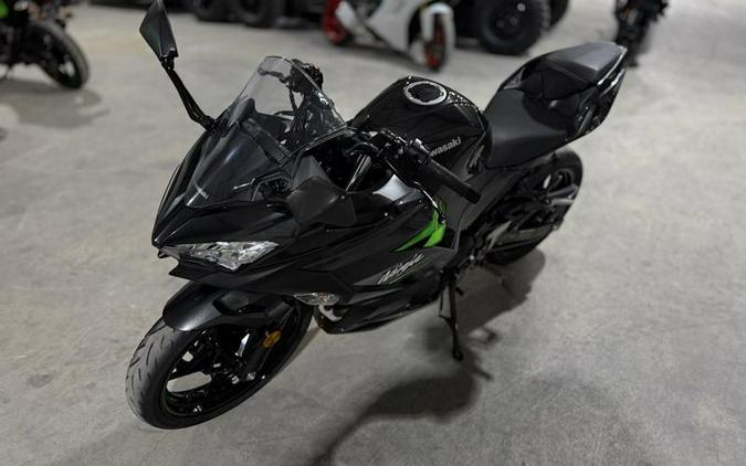 2023 Kawasaki Ninja® 400 ABS Pearl Blizzard White/Metallic Carbon Gray