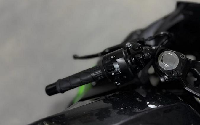 2023 Kawasaki Ninja® 400 ABS Pearl Blizzard White/Metallic Carbon Gray