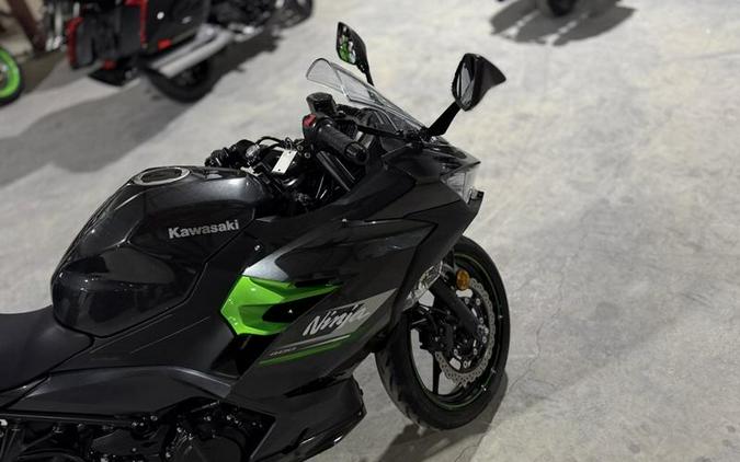 2023 Kawasaki Ninja® 400 ABS Pearl Blizzard White/Metallic Carbon Gray