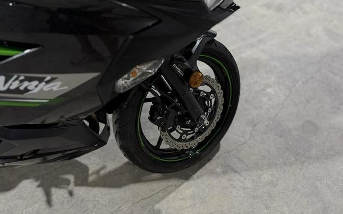 2023 Kawasaki Ninja® 400 ABS Pearl Blizzard White/Metallic Carbon Gray