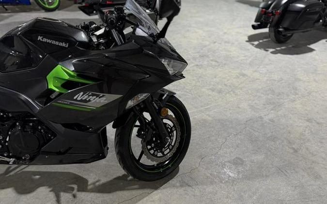 2023 Kawasaki Ninja® 400 ABS Pearl Blizzard White/Metallic Carbon Gray