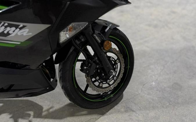 2023 Kawasaki Ninja® 400 ABS Pearl Blizzard White/Metallic Carbon Gray