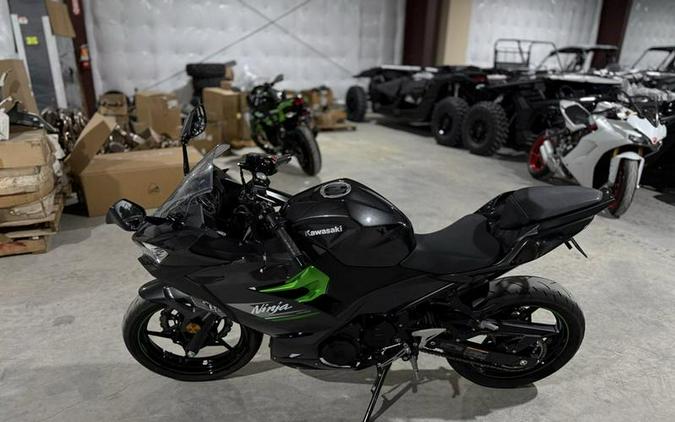 2023 Kawasaki Ninja® 400 ABS Pearl Blizzard White/Metallic Carbon Gray