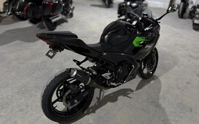 2023 Kawasaki Ninja® 400 ABS Pearl Blizzard White/Metallic Carbon Gray