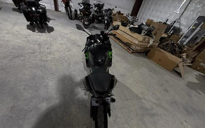 2023 Kawasaki Ninja® 400 ABS Pearl Blizzard White/Metallic Carbon Gray