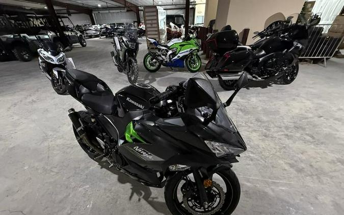 2023 Kawasaki Ninja® 400 ABS Pearl Blizzard White/Metallic Carbon Gray