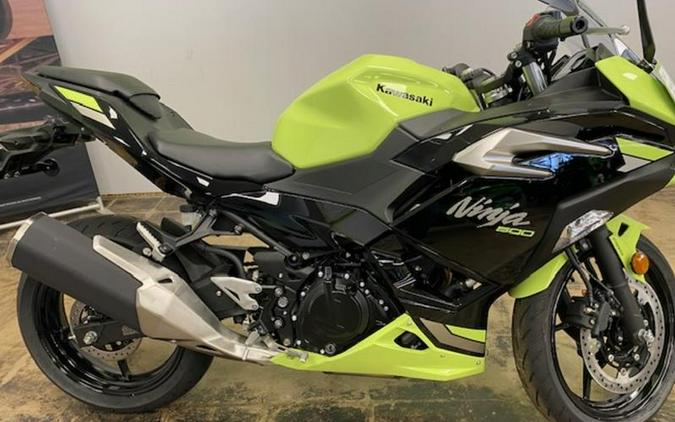 2026 Kawasaki Ninja® 500 ABS Metallic Yellowish Green/Ebony