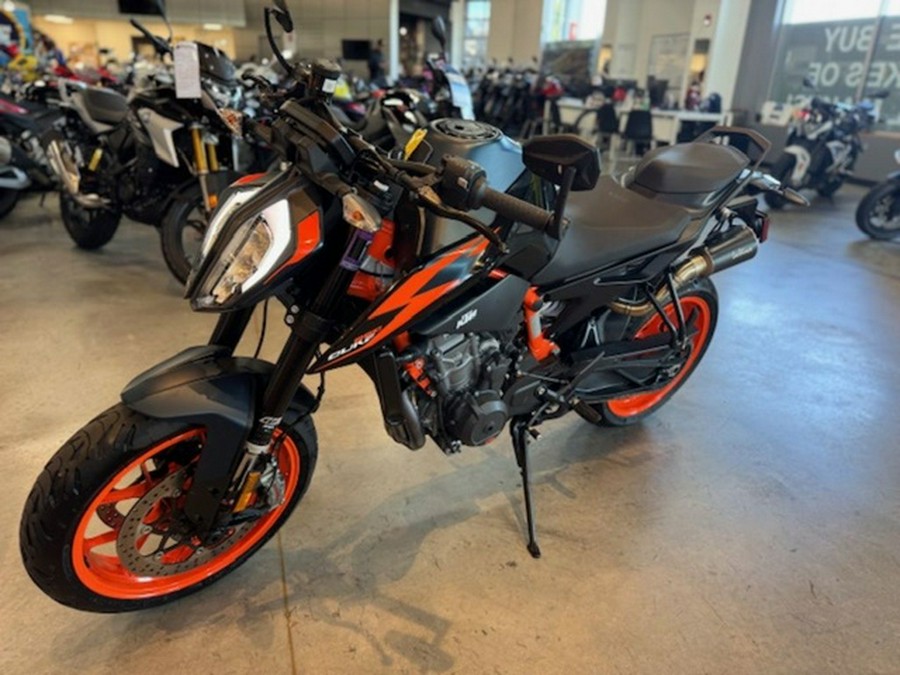2022 KTM 890 Duke R