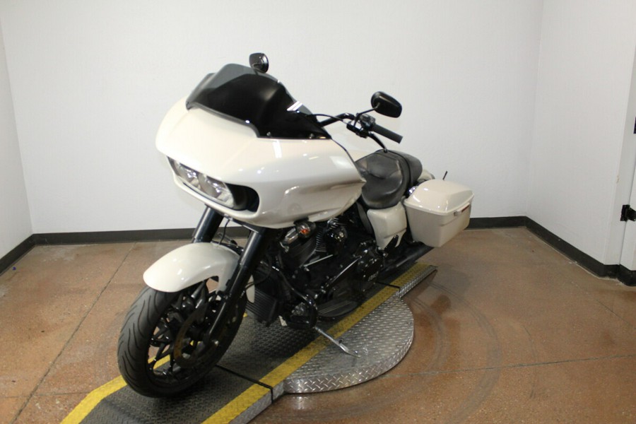 Harley-Davidson® Road Glide® Special 2021 Vivid Black - Black Finish