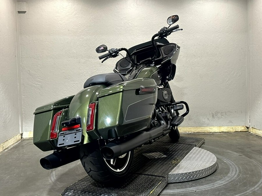 Harley-Davidson® Road Glide™ 2026 OLIV STL MTL/BLK W/ PINSTRI