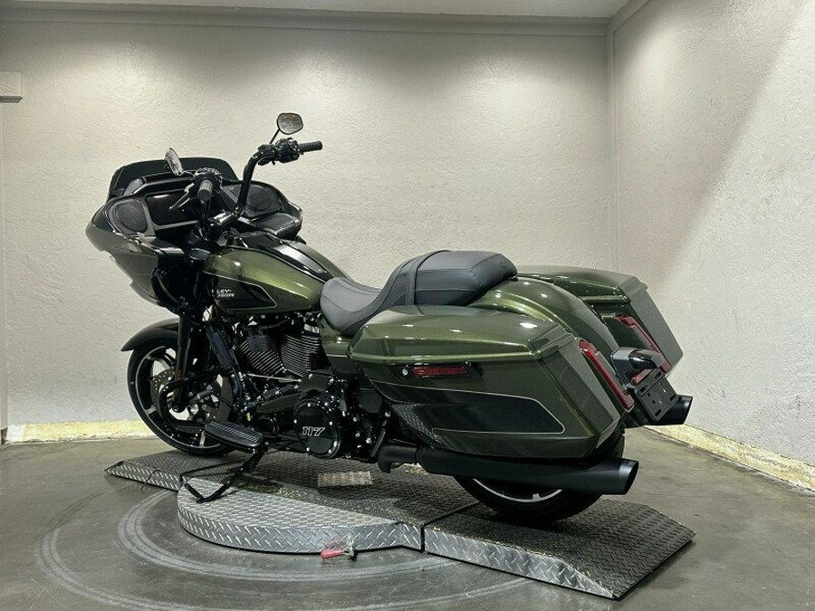 Harley-Davidson® Road Glide™ 2026 OLIV STL MTL/BLK W/ PINSTRI