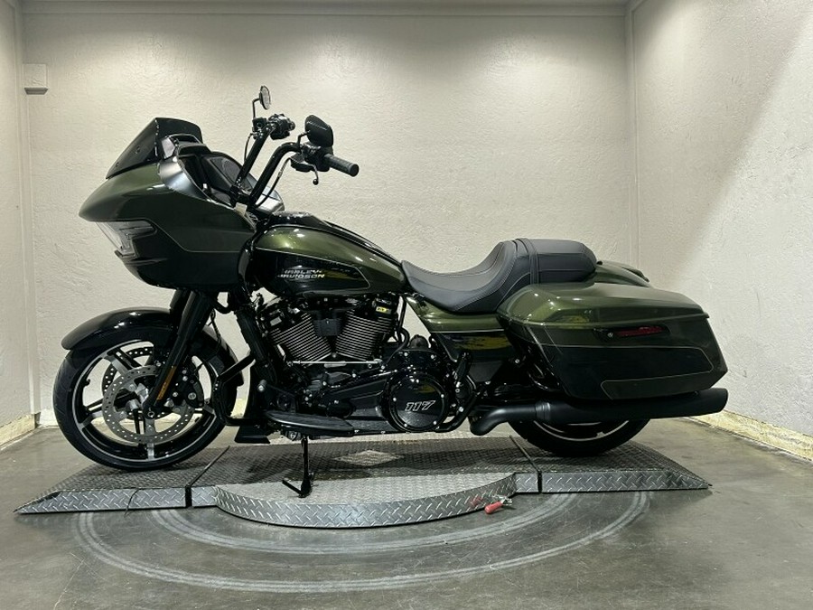 Harley-Davidson® Road Glide™ 2026 OLIV STL MTL/BLK W/ PINSTRI