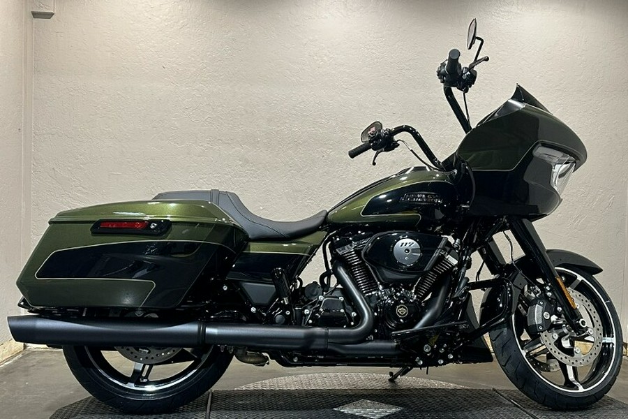 Harley-Davidson® Road Glide™ 2026 OLIV STL MTL/BLK W/ PINSTRI