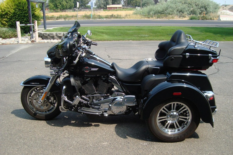 2024 Harley-Davidson® Tri Glide® Ultra Vivid Black