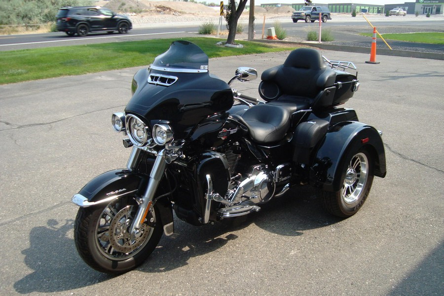 2024 Harley-Davidson® Tri Glide® Ultra Vivid Black