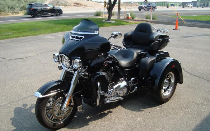 2024 Harley-Davidson® Tri Glide® Ultra Vivid Black