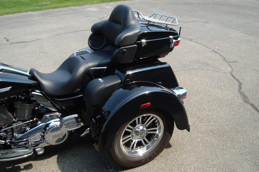2024 Harley-Davidson® Tri Glide® Ultra Vivid Black
