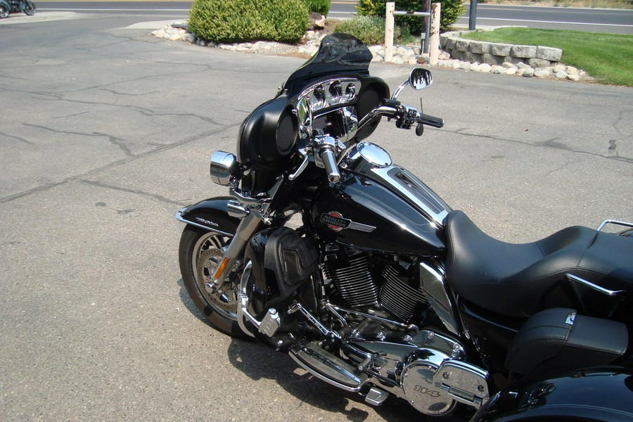 2024 Harley-Davidson® Tri Glide® Ultra Vivid Black
