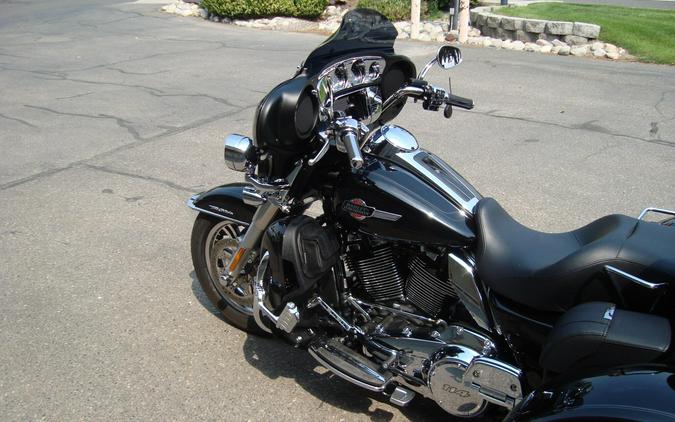 2024 Harley-Davidson® Tri Glide® Ultra Vivid Black