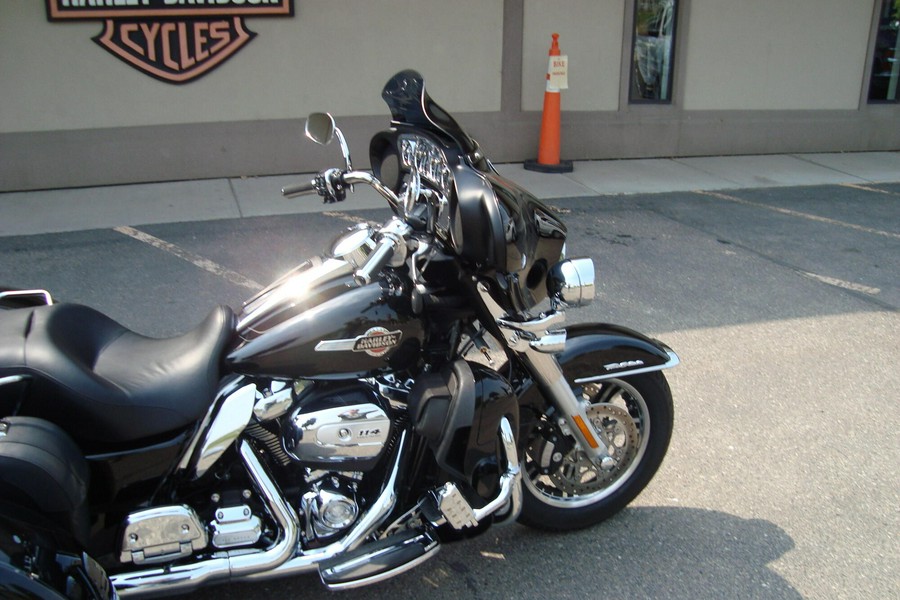2024 Harley-Davidson® Tri Glide® Ultra Vivid Black