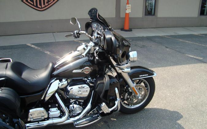 2024 Harley-Davidson® Tri Glide® Ultra Vivid Black