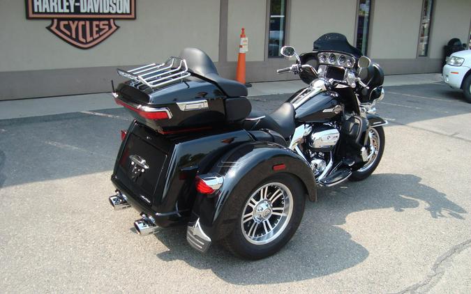 2024 Harley-Davidson® Tri Glide® Ultra Vivid Black