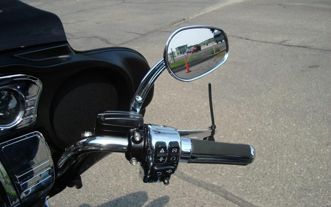 2024 Harley-Davidson® Tri Glide® Ultra Vivid Black