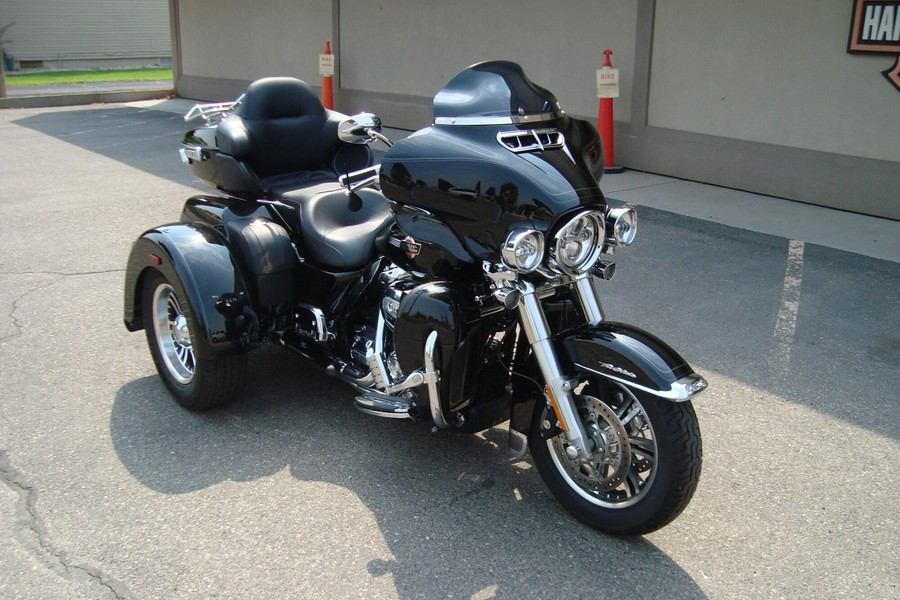 2024 Harley-Davidson® Tri Glide® Ultra Vivid Black