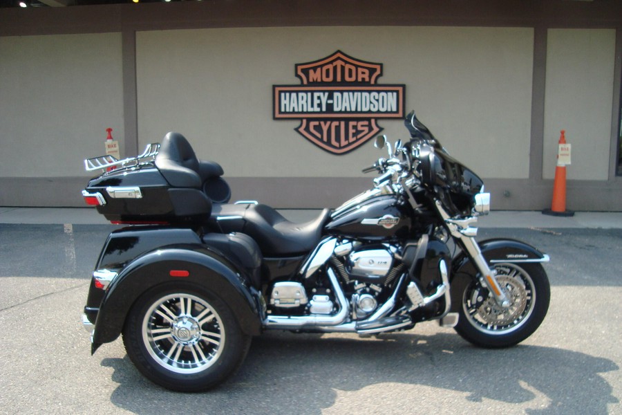 2024 Harley-Davidson® Tri Glide® Ultra Vivid Black