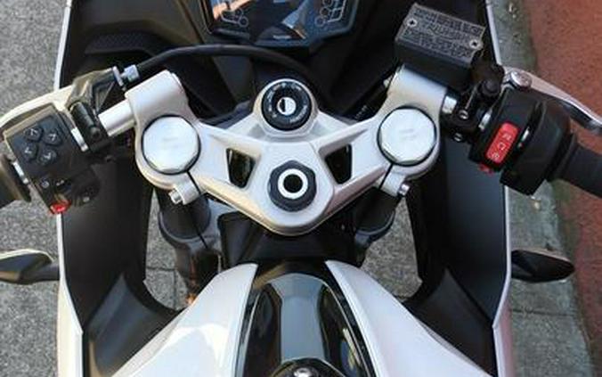 2025 Triumph Daytona 660 Snowdonia White/Sapphire Black