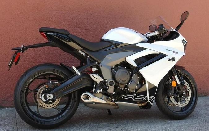 2025 Triumph Daytona 660 Snowdonia White/Sapphire Black