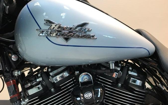 2024 Harley-Davidson® Road Glide® 3 Atlas Silver Metallic - Black Finish