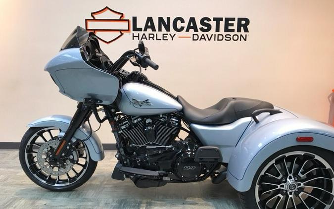 2024 Harley-Davidson® Road Glide® 3 Atlas Silver Metallic - Black Finish