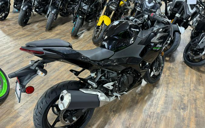 2024 Kawasaki Ninja® 500 Base