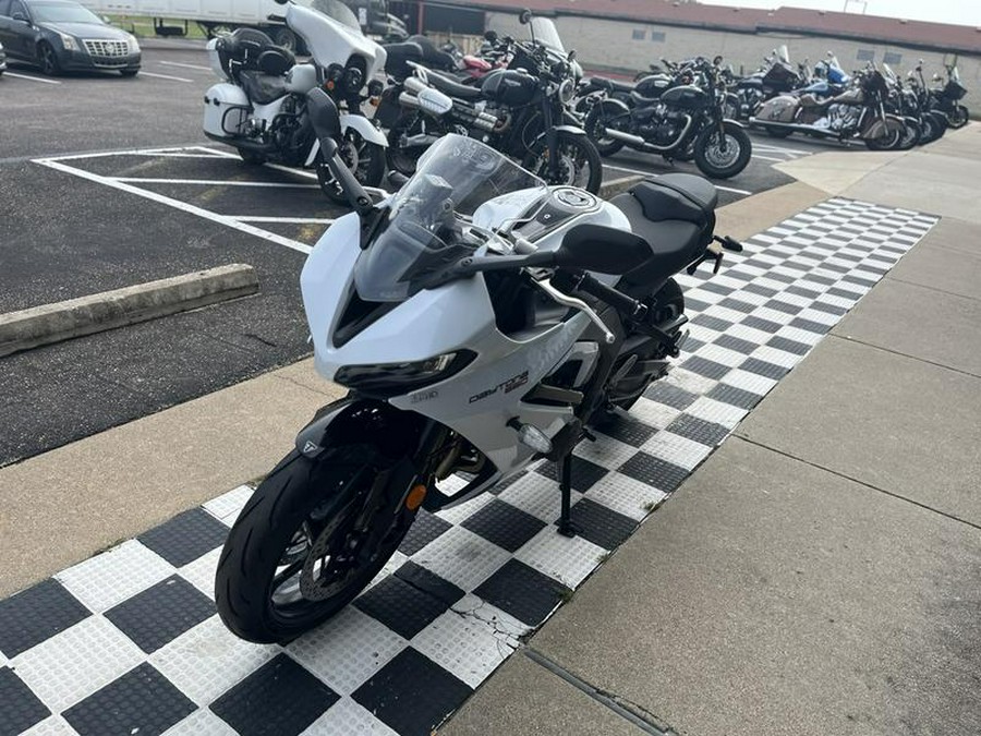 2025 Triumph Daytona 660 Snowdonia White/Sapphire Black