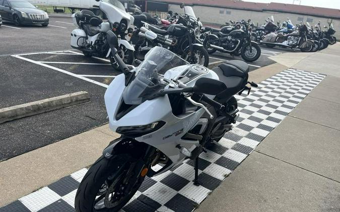 2025 Triumph Daytona 660 Snowdonia White/Sapphire Black