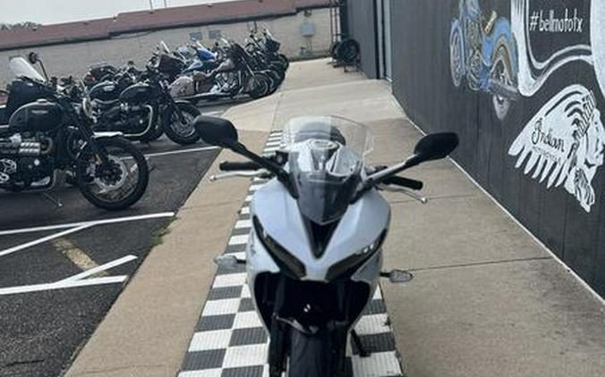 2025 Triumph Daytona 660 Snowdonia White/Sapphire Black