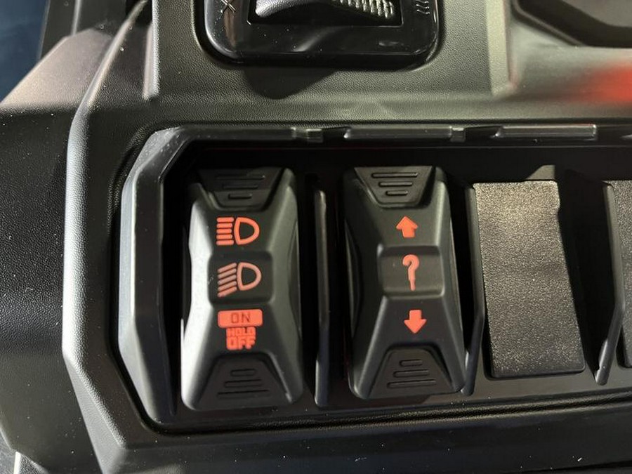 2026 Can-Am® 0009FTG00 DEFENDER