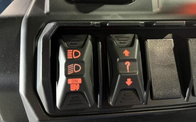 2026 Can-Am® 0009FTG00 DEFENDER