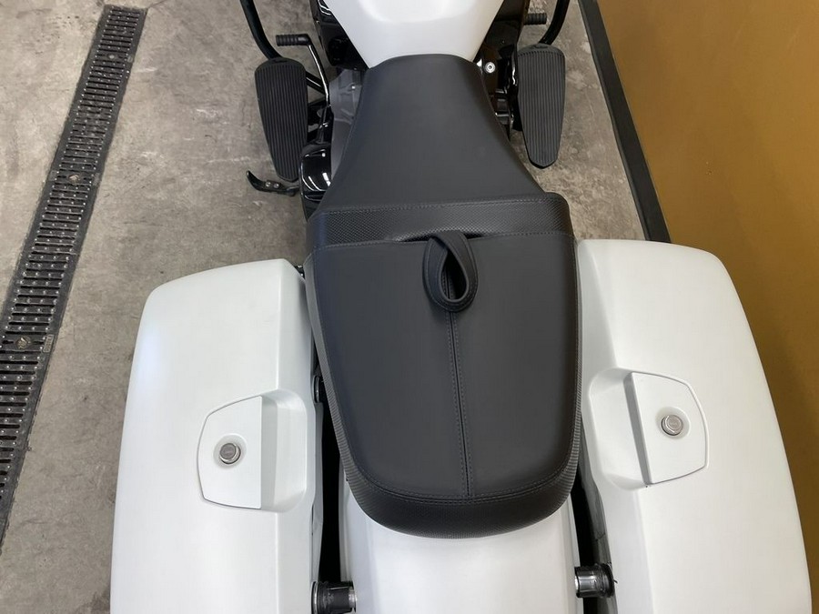 2021 Indian Motorcycle® Challenger® Dark Horse White Smoke