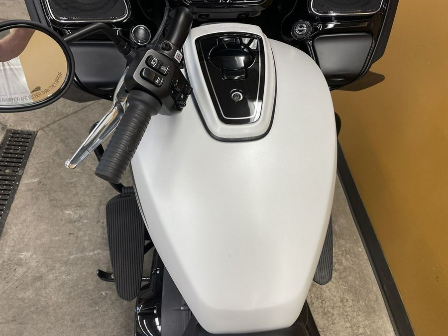 2021 Indian Motorcycle® Challenger® Dark Horse White Smoke