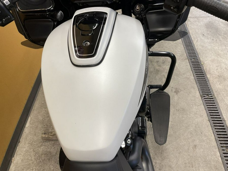 2021 Indian Motorcycle® Challenger® Dark Horse White Smoke