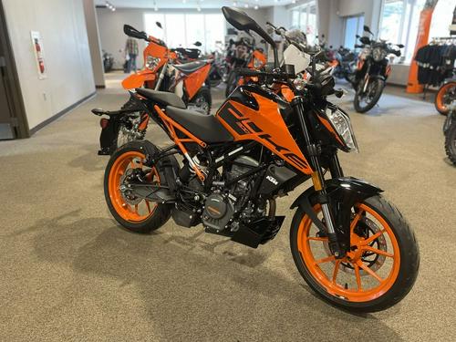 2020 KTM 200 Duke Review: Urban Motorcycle (15 Fast Facts)