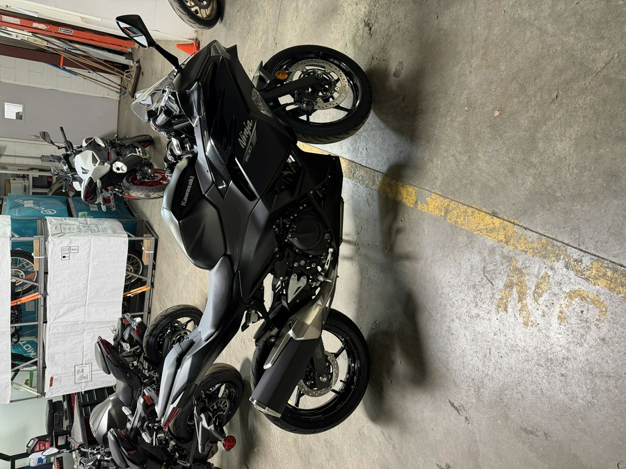 2026 Kawasaki Ninja® 500 Base