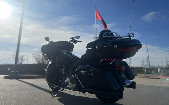 2018 Harley-Davidson® Ultra Limited FLHTK Vivid Black 603809