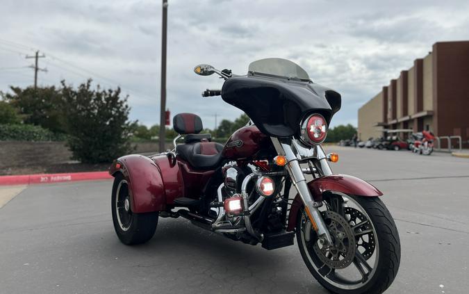 2016 Harley-Davidson® FLRT Freewheeler® Velocity Red Sunglow 855785
