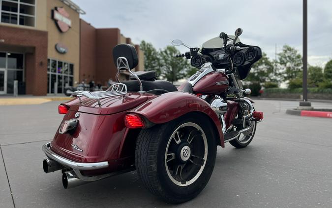 2016 Harley-Davidson® FLRT Freewheeler® Velocity Red Sunglow 855785