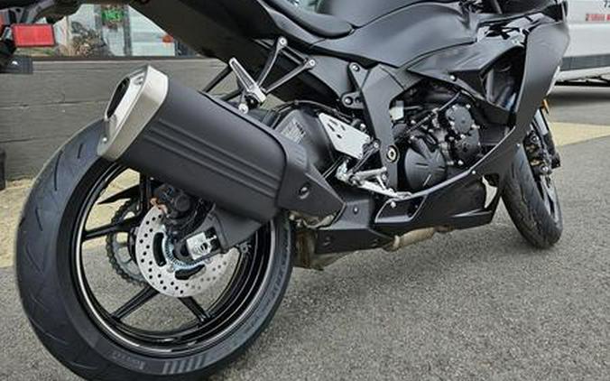 2024 Kawasaki Ninja® ZX™-6R Metallic Flat Spark Black/Ebony